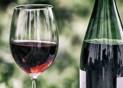 Fira flytten med ett glas vin